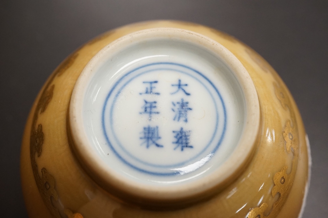 A Chinese teabowl with gilt decoration, 7cm in diameter